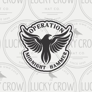 Puede incluir: Una maqueta digital con un patrón repetido de logotipos circulares con el texto "LUCKY CROW HAT CO. SINCE 2010" y un diseño de pegatina central. La pegatina tiene un gráfico de águila negra y las palabras "OPERATION MIDNIGHT HAMMER".