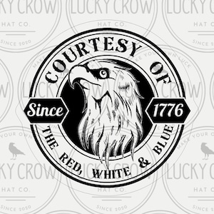 Puede incluir: Diseño de archivo digital con un emblema circular con una ilustración de un águila, el texto "COURTESY OF 1776" y "THE RED, WHITE & BLUE." El diseño incluye el texto "LUCKY CROW HAT CO." y "MAKE YOUR OWN LUCK."