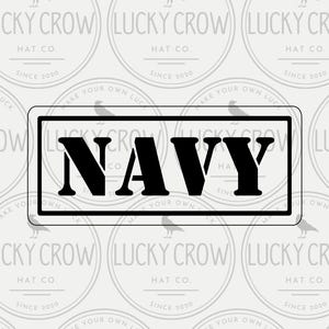 Może przedstawiać: Cyfrowa makieta z prostokątną etykietą z napisem "NAVY" pogrubioną czcionką w kolorze czarnym. Tło to powtarzający się wzór okrągłych logo "Lucky Crow Hat Co." z ilustracją kruka.