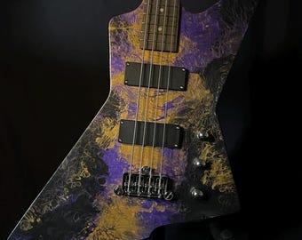 Bajo eléctrico Delphi estilo Explorer – Acabado en negro, morado y dorado