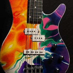La guitare basse psychédélique en acrylique coulé The Bad Trip