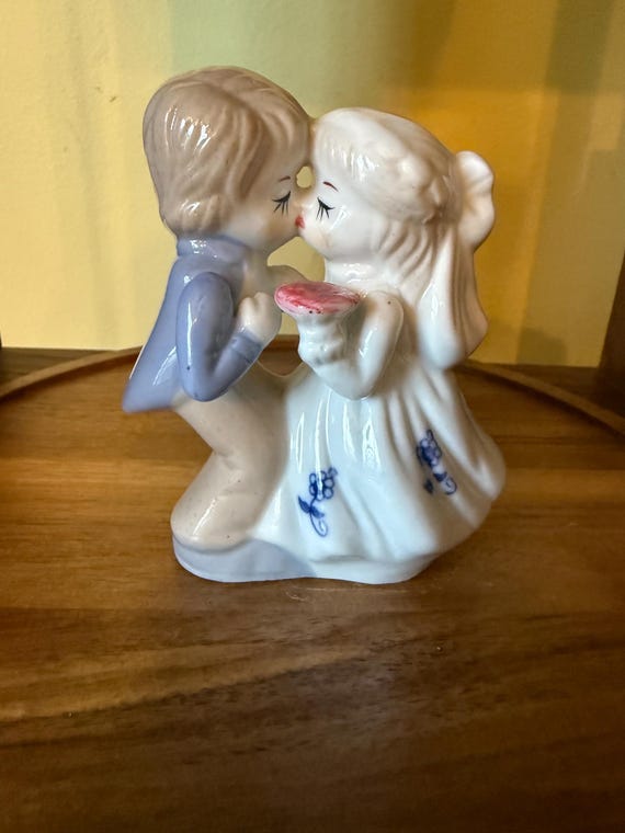 Kissing Bride & Groom Figurine – Vintage 70s Ceramic Cuties – Shiah Yih Taiwan Wedding Decor