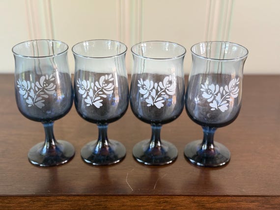 Vintage Pfaltzgraff Yorktowne Blue Goblets – Set of 4 Floral Etched Glasses – Colonial Revival Blue Pedestal Wine Glasses – Made in USA
