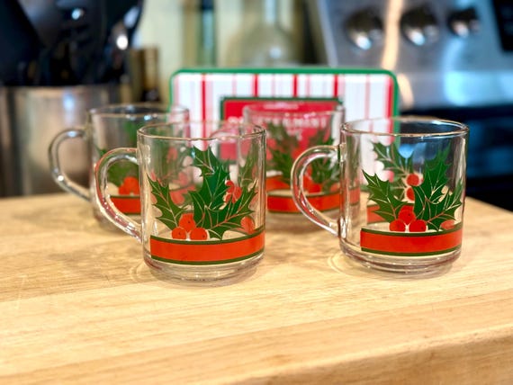 Vintage Holly Berry Christmas Glass Mugs – Set of 4 Holiday Coffee Cups – 1980s Festive Drinkware
