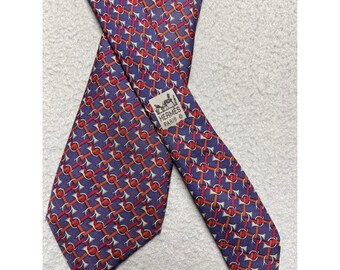 Gravata masculina vintage Hermes Paris em seda, roxa e laranja, com estampa de freio equestre, modelo 7039 TA.