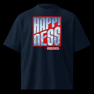 Puede incluir: Una camiseta azul marino de manga corta con un gran gráfico cuadrado rojo en el pecho. Dentro del cuadrado, la palabra HAPPINESS está impresa en letras blancas rellenas con un patrón de cielo azul y nubes. Debajo, la palabra WICKEDNESS aparece tachada.