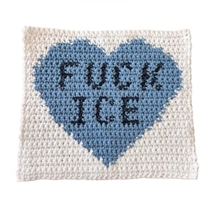 Peut inclure: Une pièce carrée crochetée avec un cœur bleu au centre. Le cœur contient les mots "FUCK ICE" en bleu foncé. Le fond est blanc.