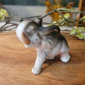 Porcelanowa figurka słonia wykonana w Japonii. Ceramiczna statua. Piękna figurka z dżungli. Antyczny wystrój z połowy wieku