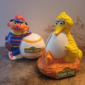Alcancías vintage de Barrio Sésamo, de los años 70, con temática de béisbol, de Big Bird y Ernie. Alcancía antigua en perfecto estado. Casa vintage de los años 70.