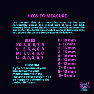 Op de afbeelding: Een donkere achtergrond met roze tekst met instructies voor het meten van nagels voor maatvoering. De tekst bevat maattabellen in millimeters en instructies voor aangepaste maten. Het logo van Pressed Pretty Nailz staat rechtsonder.