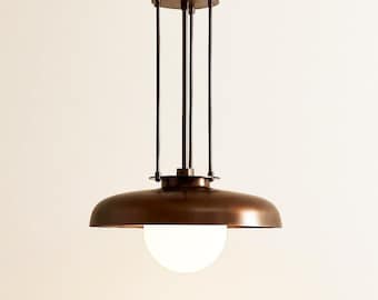 Moderne koperen hanglamp uit het midden van de eeuw: enkele bolvormige Spoetnik-kroonluchter