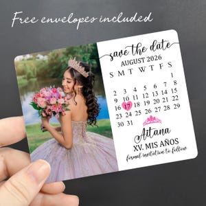 Può includere: Biglietto rettangolare di invito con foto di una donna in abito formale con fiori. La carta include un calendario per agosto 2026, con il 17 evidenziato, e il testo "Aitana XV. MIS AÑOS".