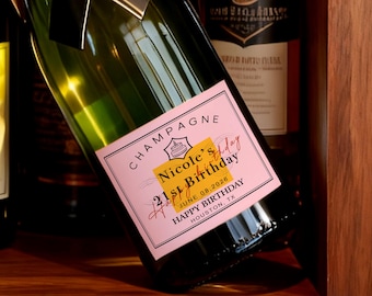 Può includere: Una bottiglia di champagne verde con un'etichetta rosa. L'etichetta recita "Champagne" e "21st Birthday di Nicole" con la data 08 giugno 2026 e "Happy Birthday Houston, TX."