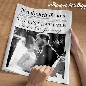 Könnte beinhalten: Ein Zeitungsdruck mit der Überschrift "THE BEST DAY EVER" und dem Datum 28. August 2026. Das Schwarz-Weiß-Foto zeigt ein sich küssendes Paar. Der Text "Printed & Shipped" steht oben. Die Zeitung trägt den Titel "Newlywed Times".