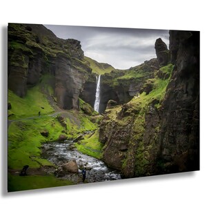 Fotografie versteckter Wasserfälle in Island, Wandkunstdruck eines ruhigen Talwasserfalls