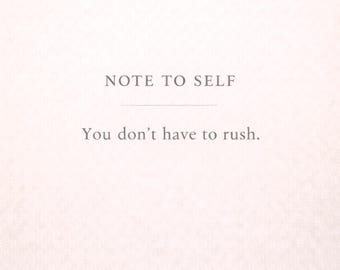 Puede incluir: Un fondo rosa claro con el texto "NOTE TO SELF" sobre el texto "You don't have to rush." en una fuente sencilla y elegante. La imagen tiene una apariencia suave y texturizada.