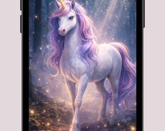 Puede incluir: Ilustración digital de un unicornio blanco con un cuerno dorado y una melena y cola moradas y rosas. El unicornio está en un bosque con la luz del sol que atraviesa los árboles, creando una atmósfera mágica.