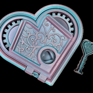 Puede incluir: Una taza de cerámica blanca con un asa negra y el texto "But First, Coffee" en negro y negrita. La taza está sobre una superficie de madera. La taza mide aproximadamente 10 cm de alto.