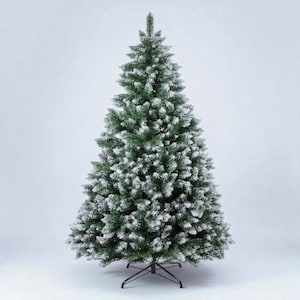 Può includere: Un albero di Natale artificiale verde con effetto neve. L'albero ha una forma piena ed è posto su un supporto in metallo nero. I rami sono ricoperti di floccaggio bianco, creando un aspetto innevato.