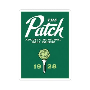 Puede incluir: Una taza de cerámica blanca con un asa negra y el texto "But First, Coffee" en negro y negrita. La taza está sobre una superficie blanca. La taza mide aproximadamente 10 cm de alto.