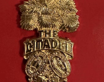 Pin de solapa vintage de cadete de la Ciudadela: insignia militar dorada