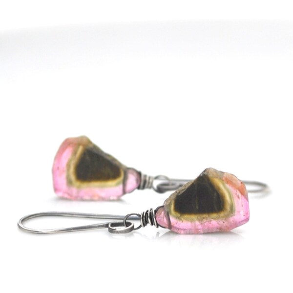 Aretes de turmalina sandía, sandía Natural cruda turmalina rebanada pendientes, Boho turmalina pendientes colgantes