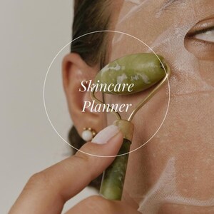 Peut inclure: Gros plan d'une personne utilisant un rouleau de jade vert sur son visage. Le rouleau a une poignée dorée. Le texte "Skincare Planner" est dans un cercle blanc. La marque "Meloxa" est en bas.
