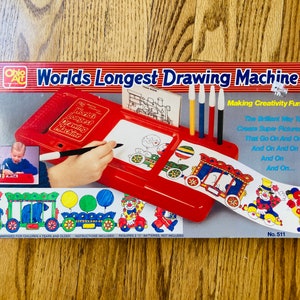 Może przedstawiać: Czerwono-biała plastikowa maszyna do rysowania z długim rolką papieru. Na pudełku widnieje napis "Worlds Longest Drawing Machine" i "Making Creativity Fun!" Maszyna ma mały obszar do rysowania i zestaw kolorowych markerów. Pudełko zawiera również instrukcje i wymaga dwóch baterii C, nie dołączonych do zestawu.