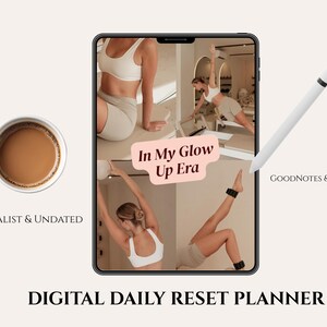 Peut inclure: Un planificateur quotidien numérique affiché sur une tablette avec quatre panneaux photo montrant des activités de fitness, un stylet blanc et une tasse de café. Le texte indique In My Glow Up Era, Minimalist & Undated, Goodnotes & Notability, et Digital Daily Reset Planner.
