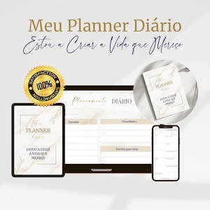 Könnte beinhalten: Ein digitaler Planer mit dem Text "Meu Planner Diário" und "Estou a Criar a Vida que Mereço". Das Bild zeigt den Planer auf einem Tablet, Telefon und einem physischen Notizbuch, mit einem goldenen "100% Satisfaction" Siegel.