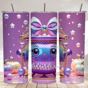 Pode incluir: Um copo roxo com um design extravagante com um caldeirão de desenho animado com um laço, pingentes em forma de coração e detalhes de pérolas. O fundo inclui abóboras, estrelas e esferas. Uma palhinha está incluída.