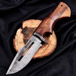 Exquisite Handcrafted Damascus Steel Knife with Rosewood Handle and Intricate Pattern for Collectors