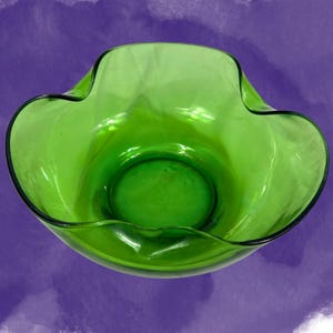 Bol vintage en verre vert avocat Anchor Hocking | Plat de service MCM des années 70 avec côtés pincés | Décoration de cuisine rétro | Verrerie Mid-Century