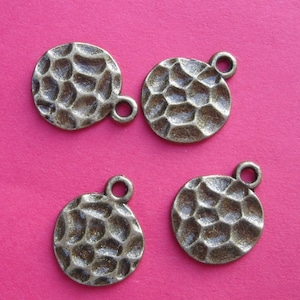 20pcs-Pendant Charm Flat Hammerd Round Antique Bronze 14mm.