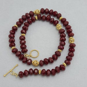 Collar de cuentas de cristal de rubí facetado hecho a mano con cuentas espaciadoras de plata de ley vermeil y cierre de palanca. Joyería de regalo para ella.