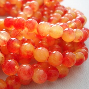 Zwei Naturtöne Orange Jade Perlen - Strang 10mm - 13,5 Zoll.