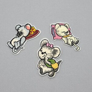Könnte beinhalten: Drei gestickte Bügelbilder mit niedlichen Comic-Mäusen. Eine Maus schläft auf einem Stück Käse, eine andere hält ein Telefon und die dritte hält eine grüne Schildkröte.