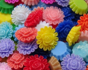 50pcs- Flower Cabochon,Resin, 13,5mm.