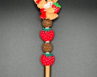 Bolígrafo de cuentas con forma de oso de fresa y lazo rojo