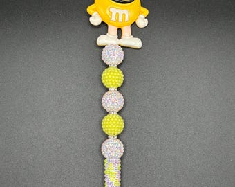 Bolígrafo con cuentas de M&M amarillo
