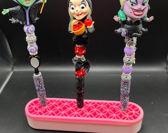 Bolígrafos con temática de villanos decorados con cuentas