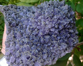 有名なチャラ鉱山産の希少な黄鉄鉱入りアメジスト、ブルガリア産