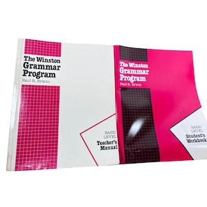 Pode incluir: Dois livros intitulados The Winston Grammar Program de Paul R. Erwin. O livro da esquerda é um manual do professor branco com padrão de grade rosa. O livro da direita é um caderno de exercícios rosa com grade preta. Nível básico.