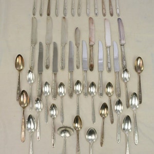 45 pc Oneida Community Silverplate Grosvenor 1921 Pattern Flatware Set & Chest