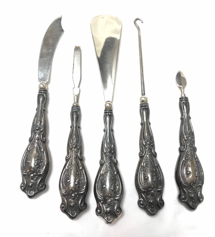5 Stück passender frühviktorianischer Ära Silber Teller? Eitelkeitskommoden Stücke Schuhhaken Horn Brieföffner Cutical Messer Pinzette Schöne Patina