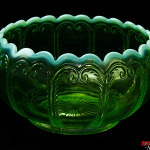Vintage verde opalescente pergamino festoneado con volantes arte tazón de vidrio plato de caramelo