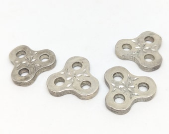 Boutons nordiques scandinaves en métal | Lot de 4 | 3 trous | Triangulaire incurvé | Motif floral gravé | Pull | 24107