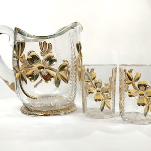 VTG 3 Piece Clear Gilded Gold Four Leaf Flower EAPG? Pattern Pressed Glass Water Beverage Pitcher Tumblers