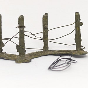 Drahtzaunpfosten mit zusätzlichem Draht | 4 Beiträge | Britains Ltd | Hergestellt in England | Metallguss | Spielzeugsoldat | 24237