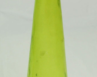 Grand vase en verre d'art recyclé vert de 14 1/2 po. de haut fait main, fabriqué en Espagne